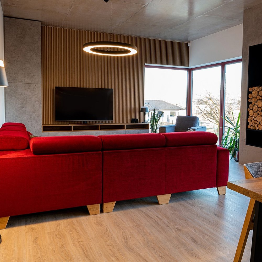 Obývací pokoj s rudou sedačkou