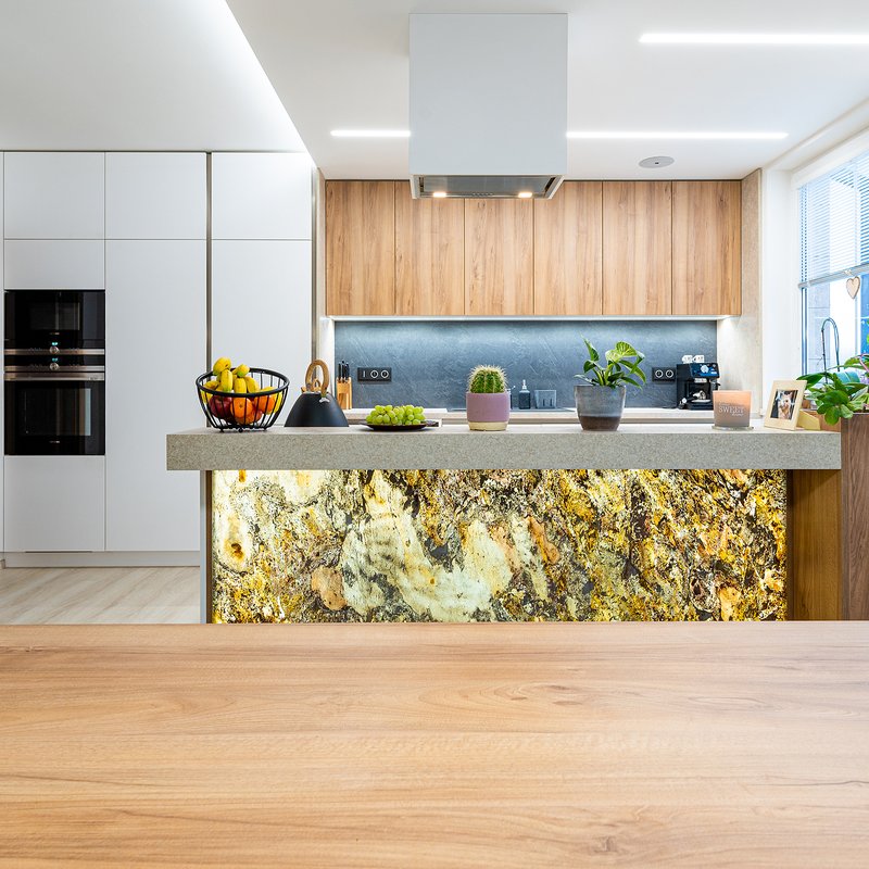 moderní kuchyně s kamennou dýhou