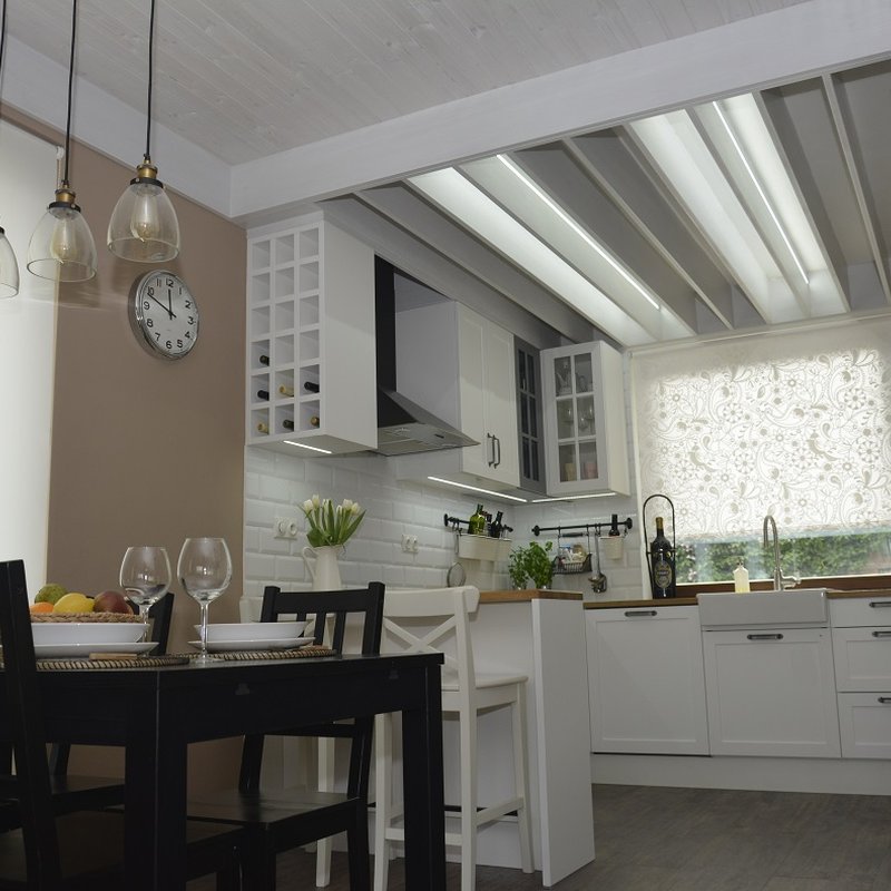 kuchyně s osvětleným podhledem
