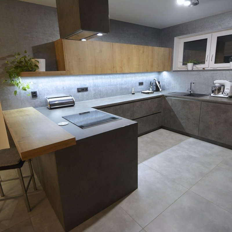 kuchyně s betonovou stěrkou